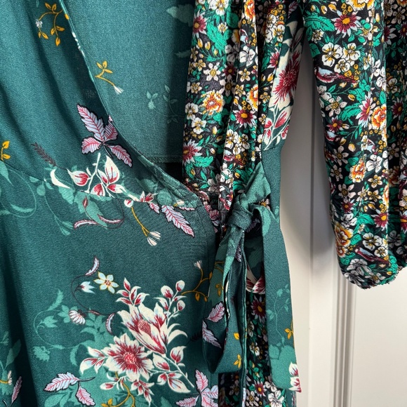 NWT Green Floral Wrap Dress by Shades of Blonde Small - Picture 3 of 10